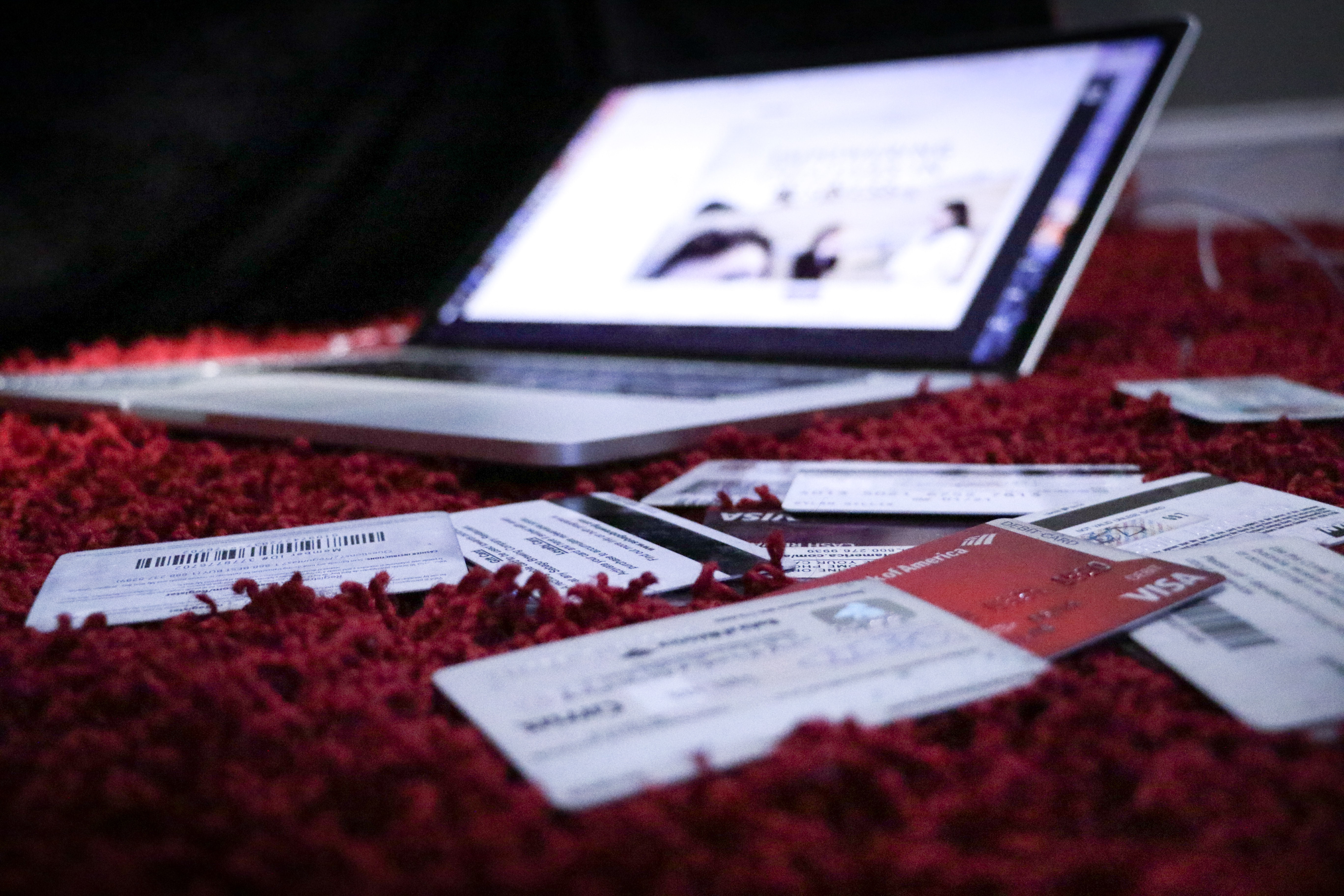 dylan-gillis-xKmXZ4Fv63w-unsplash consumer culture